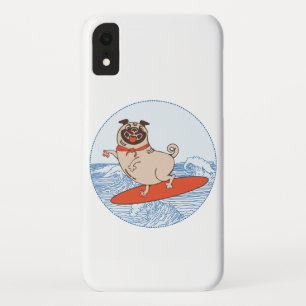 サーフボードに乗って幸せなパグ犬に波 iPhone XRケース