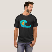 サーフボードに乗って波に乗るクールな猫 Tシャツ (正面フル)