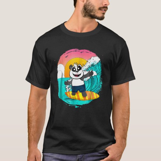 サーフボードに乗って波に乗るパンダ Tシャツ (正面)