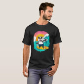 サーフボードに乗って波に乗るパンダ Tシャツ (正面フル)