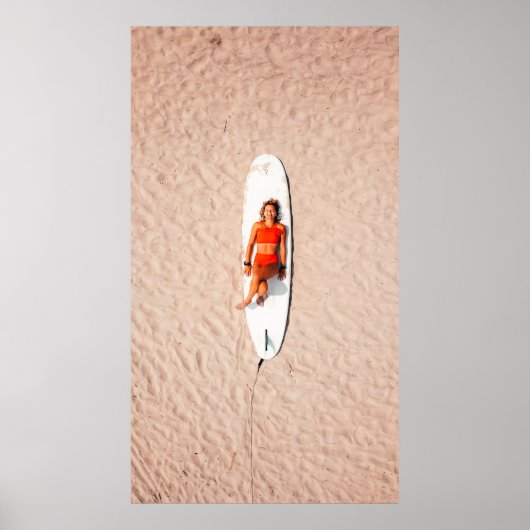 サーフボードに横たわる女性 ポスター (正面)