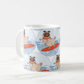 サーフボードのスカーフバンドで波乗りハッピーパグ犬 コーヒーマグカップ (正面左)