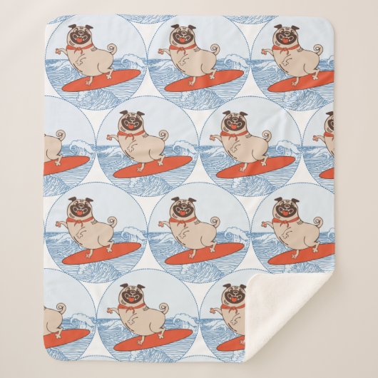 サーフボードのスカーフバンドで波乗りハッピーパグ犬 シェルパブランケット (正面)