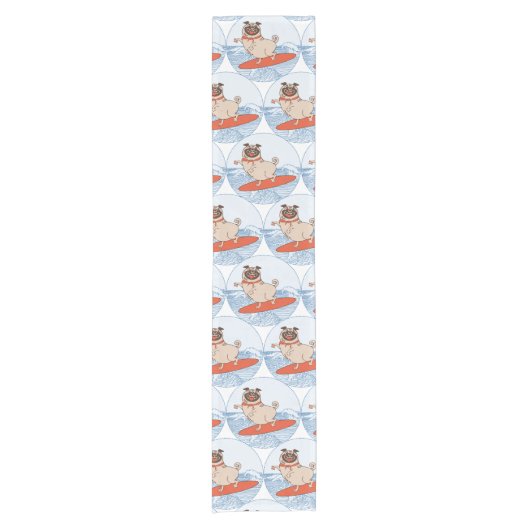 サーフボードのスカーフバンドで波乗りハッピーパグ犬 ショートテーブルランナー (正面)