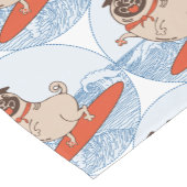 サーフボードのスカーフバンドで波乗りハッピーパグ犬 ショートテーブルランナー (コーナー)