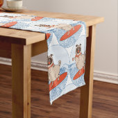 サーフボードのスカーフバンドで波乗りハッピーパグ犬 ショートテーブルランナー (インサイチュ)