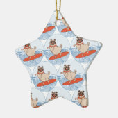 サーフボードのスカーフバンドで波乗りハッピーパグ犬 セラミックオーナメント (左)