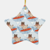 サーフボードのスカーフバンドで波乗りハッピーパグ犬 セラミックオーナメント (裏面)