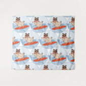 サーフボードのスカーフバンドで波乗りハッピーパグ犬 タペストリー (正面(横))