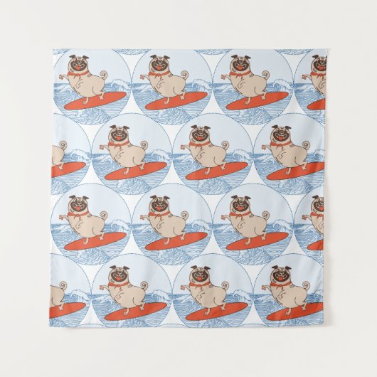 サーフボードのスカーフバンドで波乗りハッピーパグ犬 タペストリー (正面)