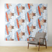 サーフボードのスカーフバンドで波乗りハッピーパグ犬 タペストリー (インサイチュ(横))