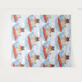 サーフボードのスカーフバンドで波乗りハッピーパグ犬 タペストリー (正面(横))