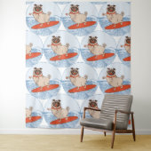 サーフボードのスカーフバンドで波乗りハッピーパグ犬 タペストリー (インサイチュ)