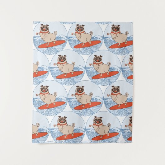 サーフボードのスカーフバンドで波乗りハッピーパグ犬 タペストリー (正面)