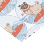 サーフボードのスカーフバンドで波乗りハッピーパグ犬 テーブルクロス (アングル)