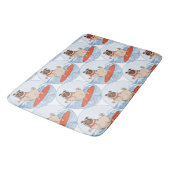 サーフボードのスカーフバンドで波乗りハッピーパグ犬 バスマット (アングル)