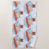 サーフボードのスカーフバンドで波乗りハッピーパグ犬 ビーチタオル (正面)