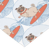 サーフボードのスカーフバンドで波乗りハッピーパグ犬 ミディアムテーブルランナー (コーナー)