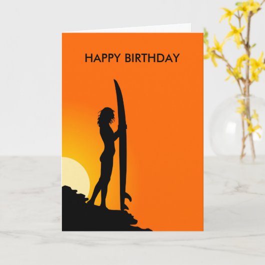 サーフボードのハッピーバースデーの日没のサーファーの女の子 カード (黄色い花)