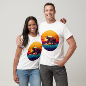 サーフボードの上のカメの夕焼け Tシャツ (ユニセックス)