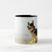 サーフボードの犬 ツートーンマグカップ (中央)