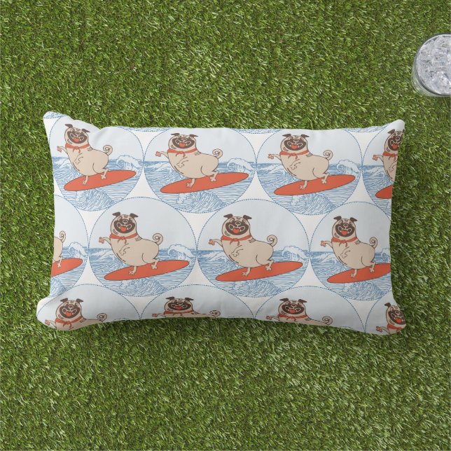 サーフボードの腰板上の波乗りハッピーパグ犬 アウトドアクッション (芝生)