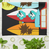 サーフボードはつまらないサーフィンのサーファーのヒッピーのバンを浜に引き上げます キッチンタオル (折り畳み)