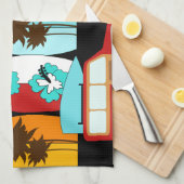 サーフボードはつまらないサーフィンのサーファーのヒッピーのバンを浜に引き上げます キッチンタオル (四つ折り)