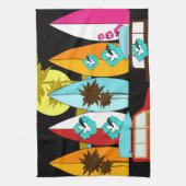 サーフボードはつまらないサーフィンのサーファーのヒッピーのバンを浜に引き上げます キッチンタオル (縦)