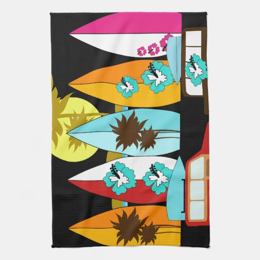 サーフボードはつまらないサーフィンのサーファーのヒッピーのバンを浜に引き上げます キッチンタオル (縦)