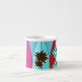 サーフボードはつまらないサーフィンのヒッピーのバンを浜に引き上げます エスプレッソカップ (正面)