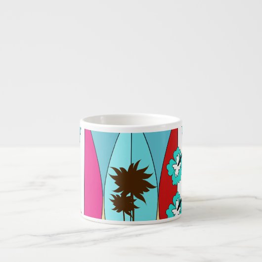 サーフボードはつまらないサーフィンのヒッピーのバンを浜に引き上げます エスプレッソカップ (正面)