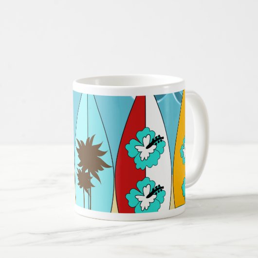 サーフボードはつまらないサーフィンのヒッピーのバンを浜に引き上げます コーヒーマグカップ (正面右)