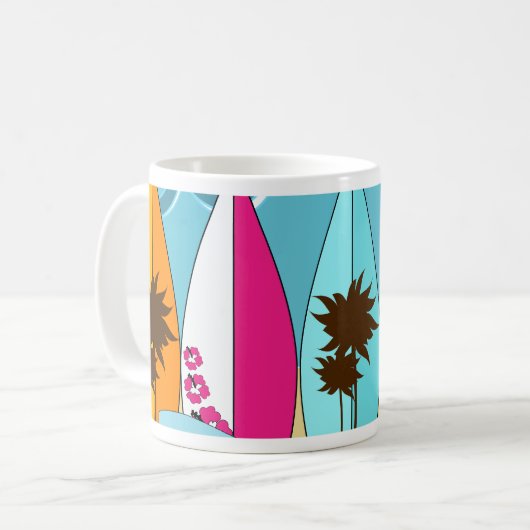 サーフボードはつまらないサーフィンのヒッピーのバンを浜に引き上げます コーヒーマグカップ (正面左)