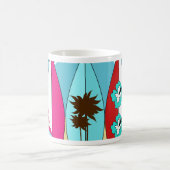 サーフボードはつまらないサーフィンのヒッピーのバンを浜に引き上げます コーヒーマグカップ (中央)