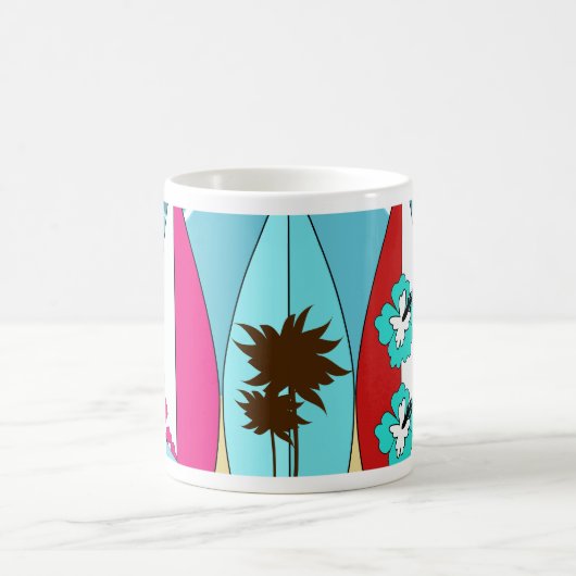 サーフボードはつまらないサーフィンのヒッピーのバンを浜に引き上げます コーヒーマグカップ (中央)