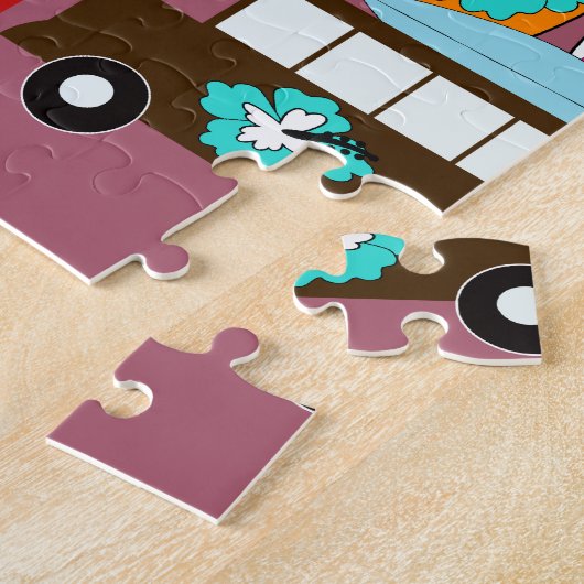 サーフボードはつまらないサーフィンのヒッピーのバンを浜に引き上げます ジグソーパズル (側面)