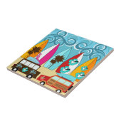 サーフボードはつまらないサーフィンのヒッピーのバンを浜に引き上げます タイル (側面)