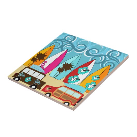 サーフボードはつまらないサーフィンのヒッピーのバンを浜に引き上げます タイル (側面)