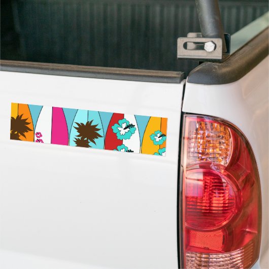 サーフボードはつまらないサーフィンのヒッピーのバンを浜に引き上げます バンパーステッカー (トラック上)