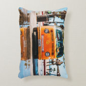 サーフボードを上にしたオレンジのバン アクセントクッション (正面(垂直))