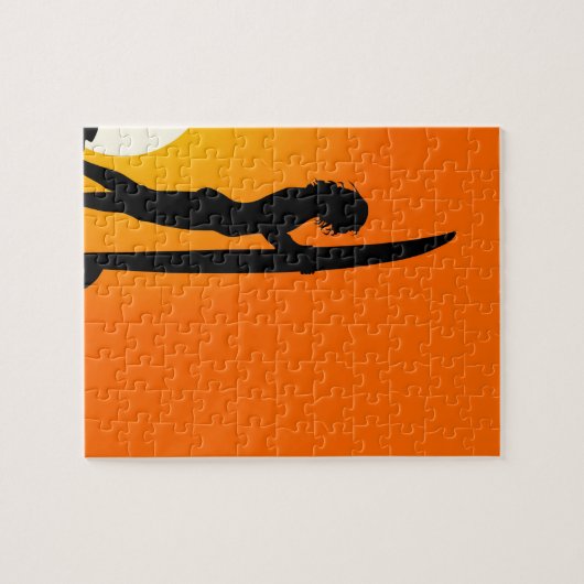 サーフボードを持つ日没のサーファーの女の子 ジグソーパズル (横)