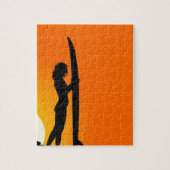 サーフボードを持つ日没のサーファーの女の子 ジグソーパズル (縦)