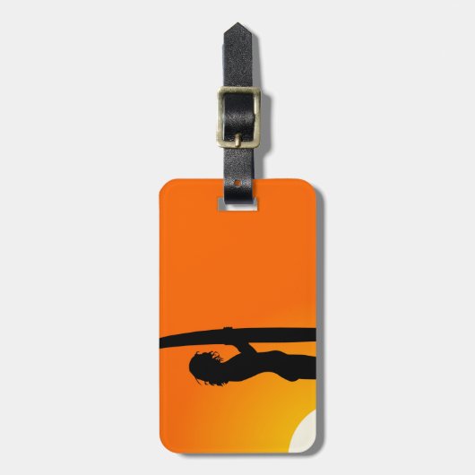 サーフボードを持つ日没のサーファーの女の子 ラゲッジタグ (正面縦)