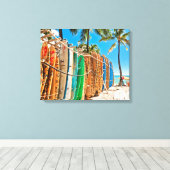 サーフボードアットワイキキビーチ，ハワイ キャンバスプリント (インサイチュ (ウッドフロア))