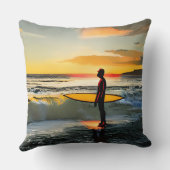 サーフボードサンセットとビーチの男 クッション (裏面)