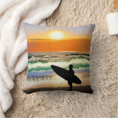 サーフボードサンセットとビーチの男 クッション (ブランケット)