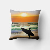 サーフボードサンセットとビーチの男 クッション (裏面)