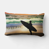 サーフボードサンセットとビーチの男 ランバークッション (裏面)