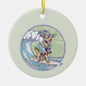 サーフボード上の漫画のヤギ セラミックオーナメント (正面)